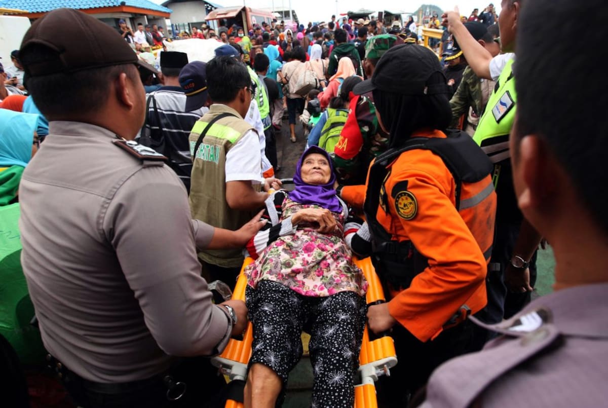 EPA4286. SUMUR (INDONESIA), 26/12/2018.- Una mujer es evacuada de la isla de Sebesi por miembros del equipo de rescate tras el tsunami que azotó Sunda Strait, en el puerto de Bakauheni (Indonesia), hoy, 26 de diciembre de 2018. Las autoridades de Indonesia elevaron hoy a 430 los muertos en el tsunami que golpeó el sábado el litoral del estrecho de Sonda y dejó cerca de 22.000 personas desplazadas. EFE/ Muhammad Fajri