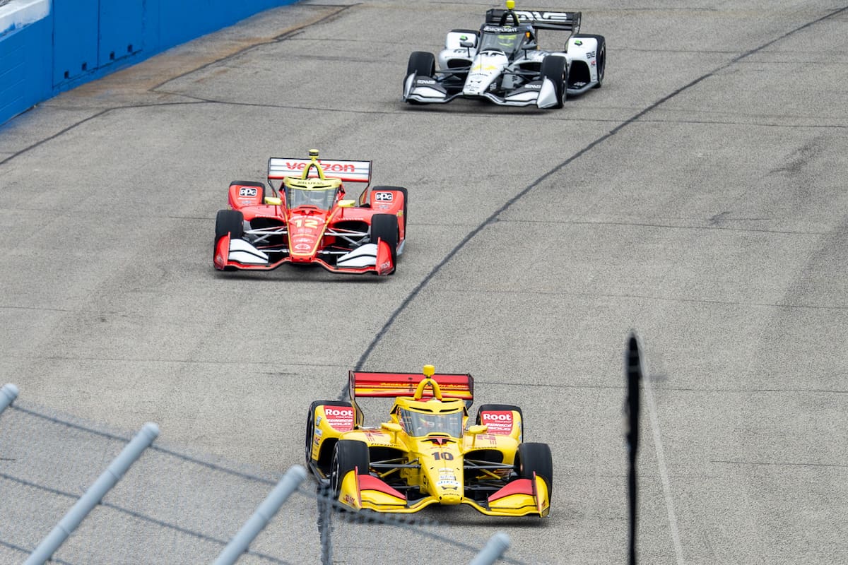 AME3080. MILWAUKEE (ESTADOS UNIDOS), 29/08/2026.- El piloto español Álex Palou (abajo), del equipo Chip Ganassi Racing, compite junto al estadounidense David Malukas (c), del equipo Team Penske, en la Snap-on Milwaukee Mile 250 de la IndyCar 2026 este sábado, en Milwaukee (Estados Unidos). EFE/ Kenneth Fernández