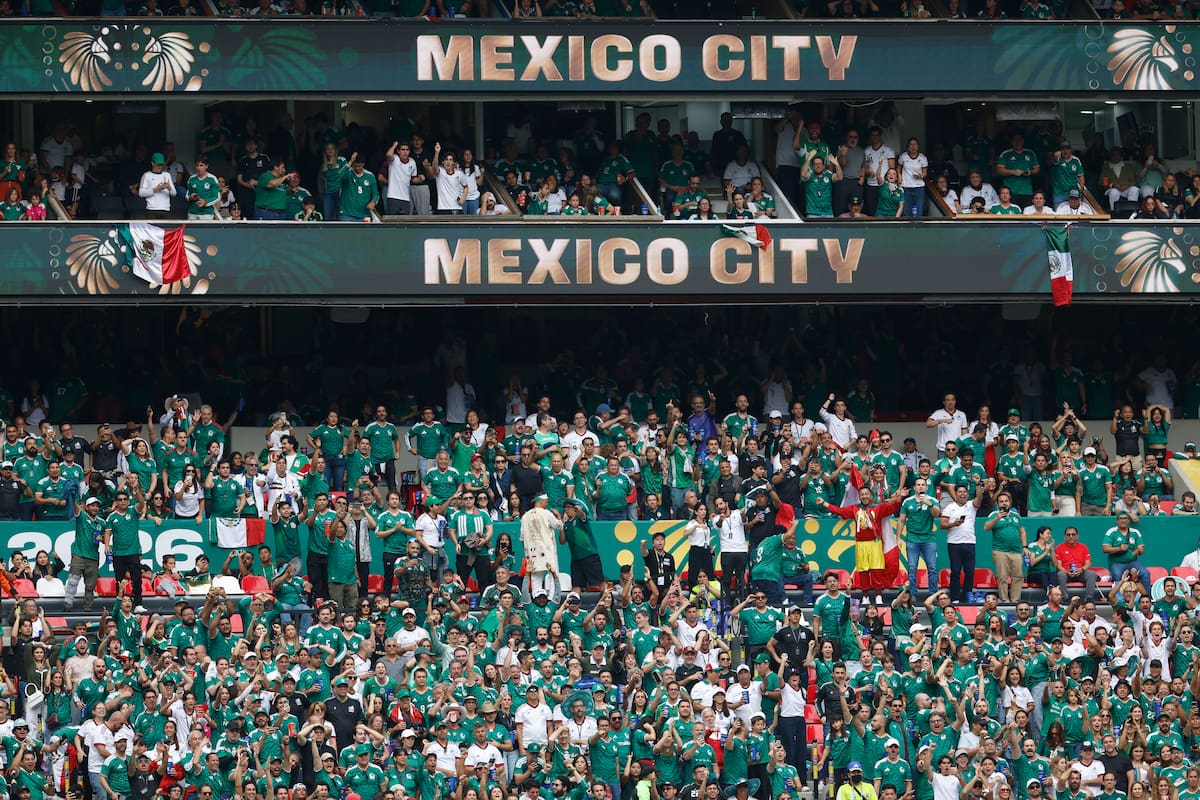 Aficionados animan en la inauguración del Mundial de la FIFA 2026 este jueves, en el estadio Azteca en la Ciudad de México (México). EFE/ Sashenka Gutiérrez