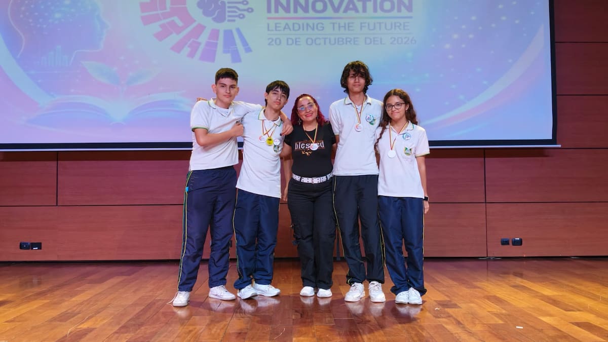 Estudiantes del colegio INEM, junto a la docente líder del proyecto de ahorro de energía, Heidy Salcedo León.