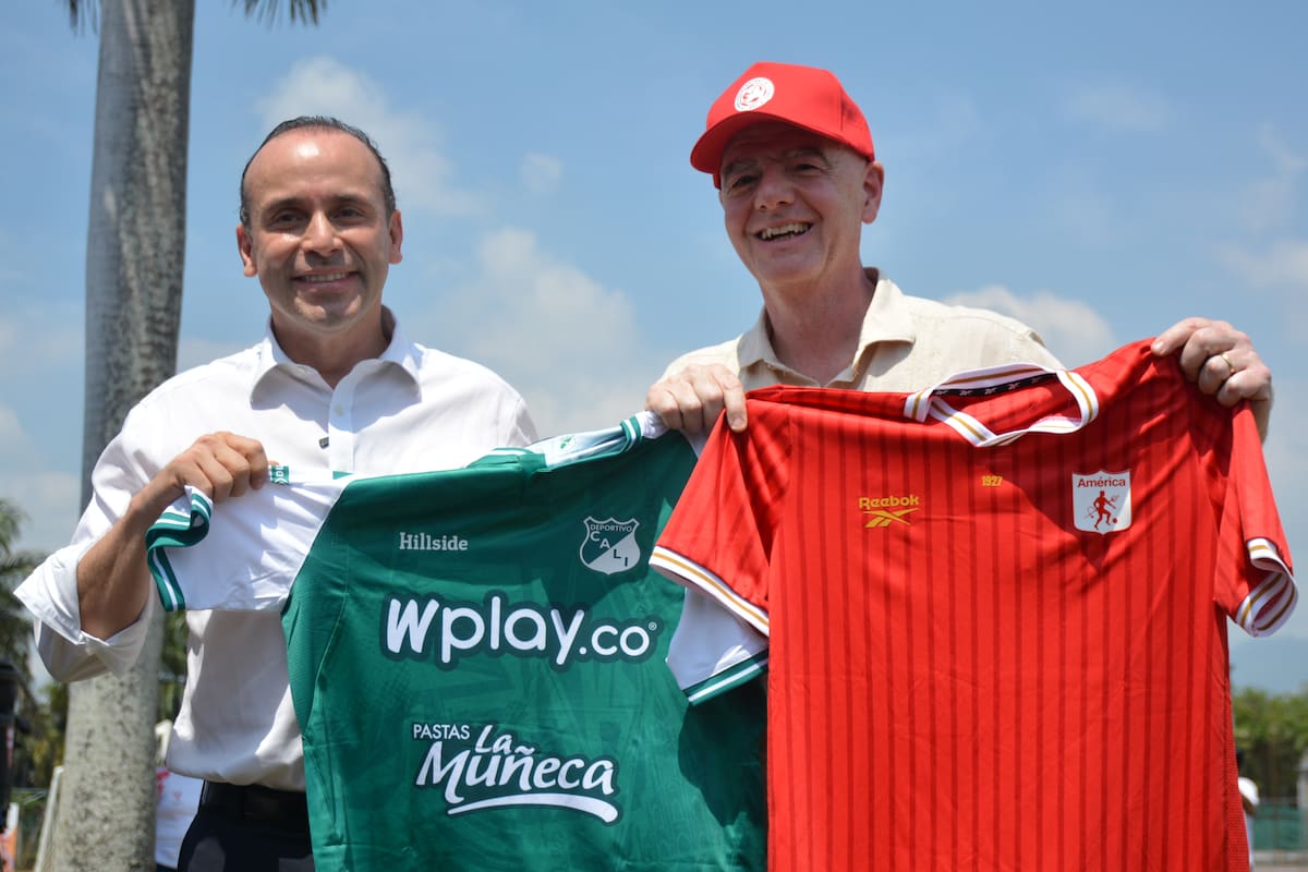 AME6869. CALI (COLOMBIA), 07/08/2026.- El presidente de la FIFA, Gianni Infantino (d), posa junto al alcalde de Cali, Alejandro Eder, durante un evento en una escuela de fútbol este viernes, en Cali (Colombia). Infantino compartió con niños y jóvenes de escuelas y clubes de formación deportiva de Cali, en una visita previa a la ceremonia de investidura del presidente electo de Colombia, Abelardo de la Espriella. EFE/ Mario Baos