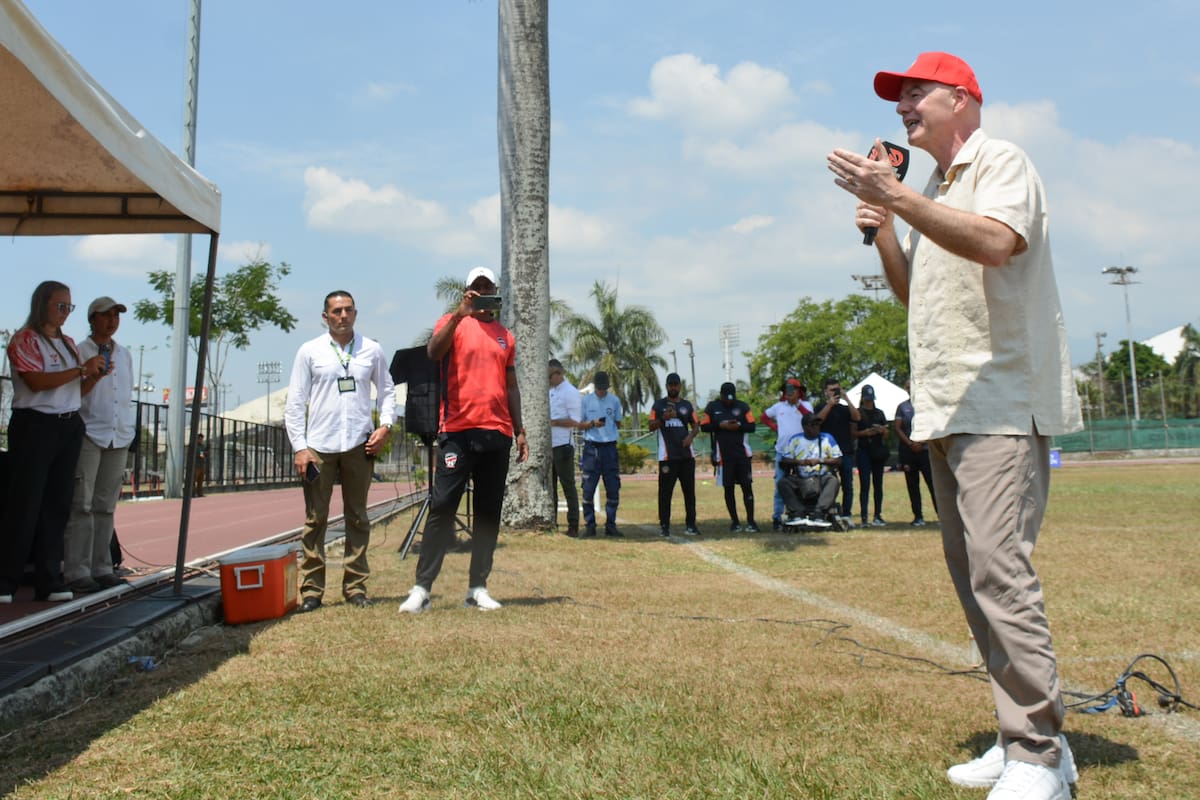 AME6883. CALI (COLOMBIA), 07/08/2026.- El presidente de la FIFA, Gianni Infantino (d), habla durante un evento en una escuela de fútbol este viernes, en Cali (Colombia). Infantino compartió con niños y jóvenes de escuelas y clubes de formación deportiva de Cali, en una visita previa a la ceremonia de investidura del presidente electo de Colombia, Abelardo de la Espriella. EFE/ Mario Baos
