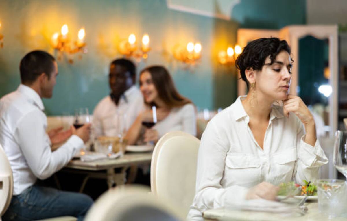 Hombre demanda a restaurante tras aparecer en un TikTok con su amante y desatar un escándalo familiar.