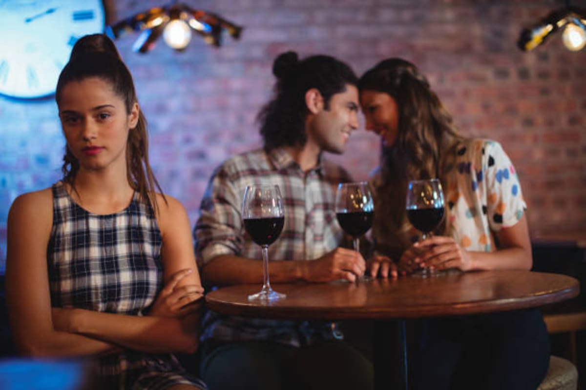 Apareció con su amante en un video viral… y ahora demanda al restaurante.