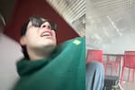 Influenciador se refugió debajo de una mesa durante terremoto en Pereira: grabó todo