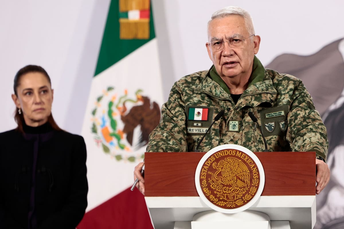 MEX5194. CIUDAD DE MÉXICO (MÉXICO), 23/02/2026.- El secretario de la Defensa Nacional, Ricardo Trevilla, habla en una rueda de prensa este lunes en Palacio Nacional de la Ciudad de México (México). El operativo militar de México que acabó con el abatimiento de El Mencho, líder del Cartel Jalisco Nueva Generación (CJNG), fue producto de un proceso de inteligencia "muy complicado" en el que gracias a la información de Estados Unidos se pudo localizar al capo del narcotráfico y arrestarle después de que tratara de huir al verse acorralado. EFE/José Méndez