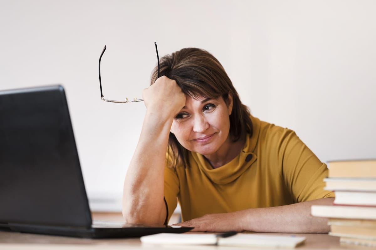 Aunque el inglés es cada vez más necesario en el mundo laboral, miles de colombianos siguen frenando su aprendizaje por miedo, frustración y falta de confianza.