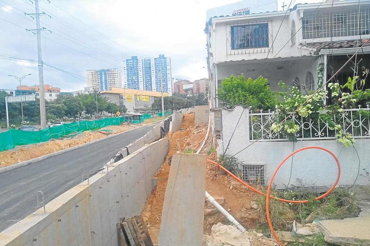 El acceso por la carrera 27 quedó obstruido por un muro de contención que se construyó para soportar la nueva carretera. (Foto: Suministrada/VANGUARDIA)