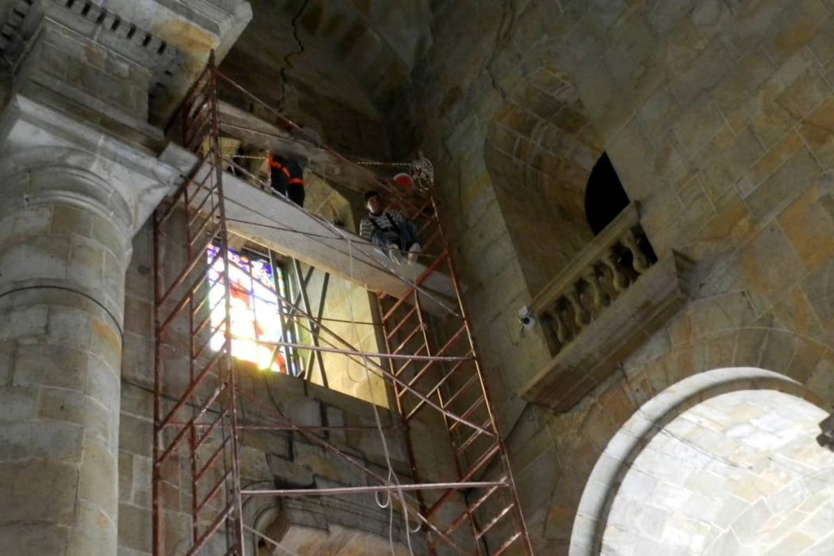 Se iniciaron los trabajos de apuntalamiento de las piedras que se desplomaron de uno de los arcos de la Basílica. (Foto: Luis Fernando Martínez Vargas/VANGUARDIA LIBERAL)