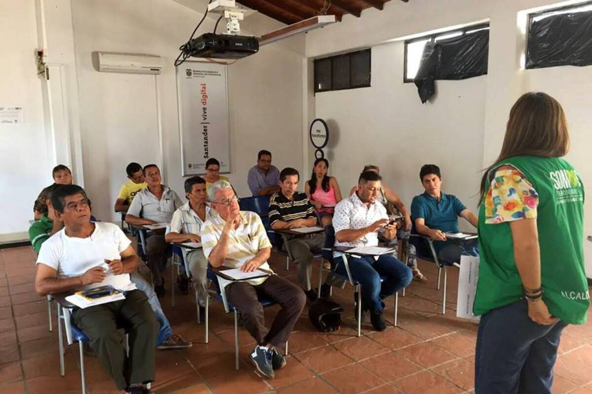 Los funcionarios se han encargado de socializar la feria de calzado a los comerciantes y esperan seguir recibiendo a más emprendedores interesados en exponer su talento. (Foto: Suministrada / VANGUARDIA LIBERAL)