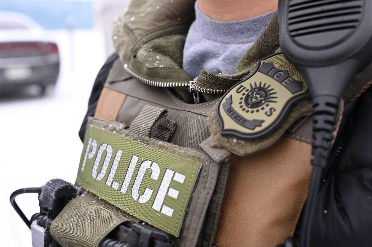 USA537. DENVER (ESTADOS UNIDOS), 18/02/2025.- Fotografía cedida por la oficina de Denver del Servicio de Inmigración y Control de Aduanas (ICE) donde aparece un agente de su Oficina de Detención y Deportación (ERO) durante una redada en Denver, Colorado (EE.UU.). Padres migrantes en el área de Denver, la capital de Colorado, temen enviar a sus hijos a la escuela ante las nuevas redadas masivas, mientras su distrito escolar emprendió la primera lucha judicial en el país contra el Gobierno Trump para alejar a los agentes migratorios de las aulas. EFE/ICE Denver /SOLO USO EDITORIAL /NO VENTAS /SOLO DISPONIBLE PARA ILUSTRAR LA NOTICIA QUE ACOMPAÑA /CRÉDITO OBLIGATORIO