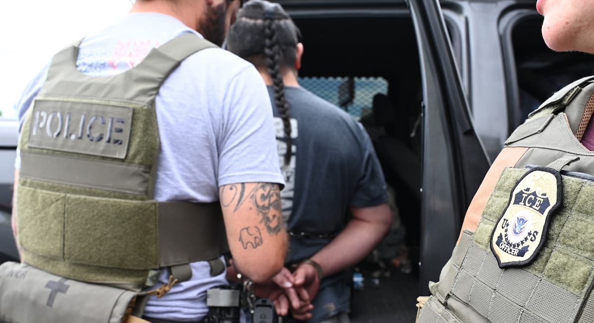 Fotografía cedida por la oficina de Denver del Servicio de Inmigración y Control de Aduanas (ICE) donde aparecen dos agentes de ICE arrestado una persona en Denver, Colorado (EE.UU.).