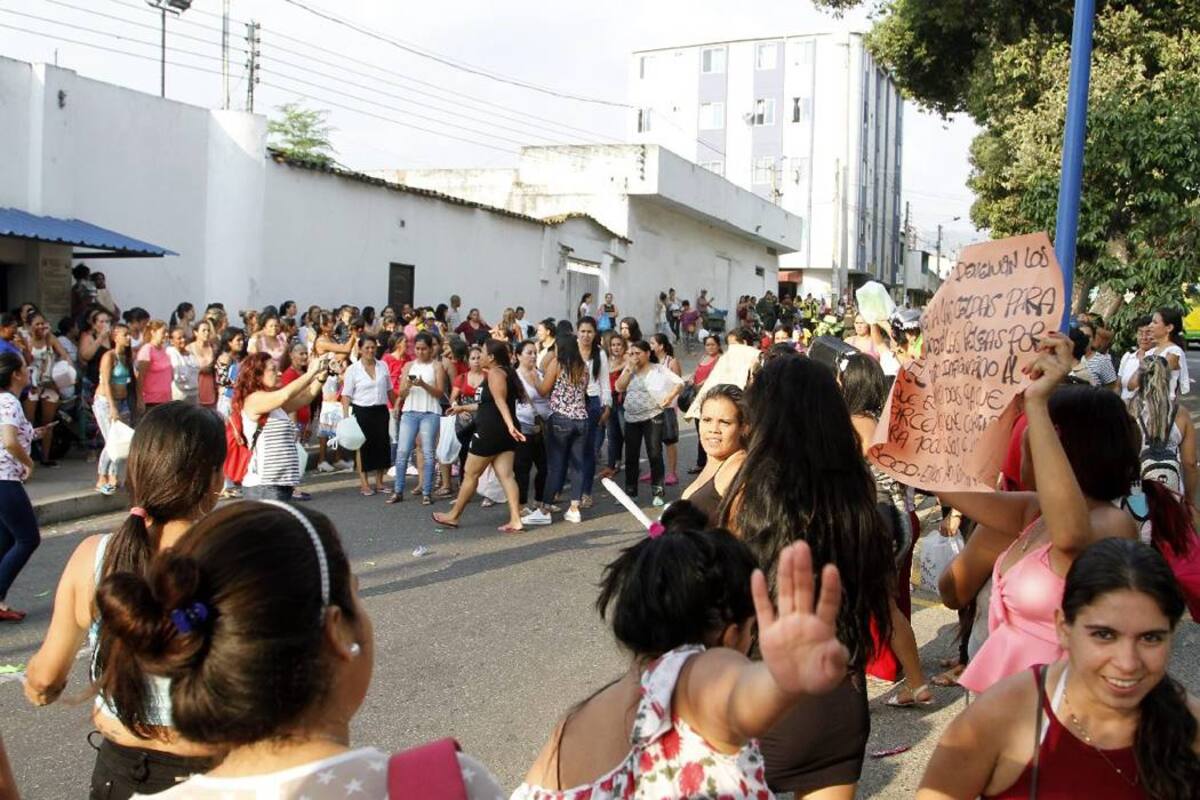 Decenas de mujeres realizaron el pasado domingo un plantón frente a la Modelo, que se prolongó por más de tres horas. Tras una reunión hecha la semana pasada, entre miembros de la Cárcel y Personería Local, las directivas del penal se comprometieron a entregar un informe pormenorizado al ente de control sobre las denuncias realizadas por la ciudadanía y la misma guardia. (Foto: Marco Valencia /VANGUARDIA LIBERAL)