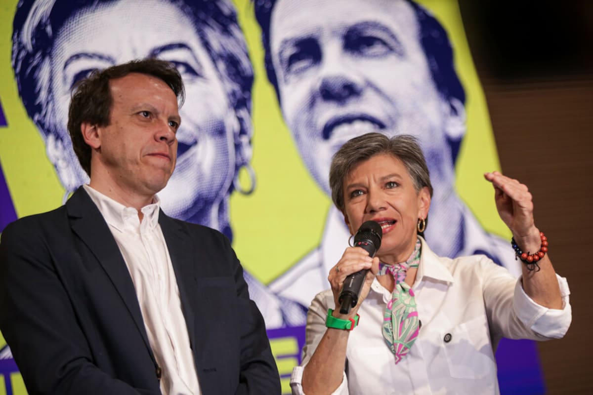 Claudia López inscribe oficialmente su candidatura a la Presidencia de Colombia ante la Registraduría Nacional del Estado Civil, junto a su fórmula vicepresidencial, Leonardo Huerta. (Colprensa - Cristian Bayona).