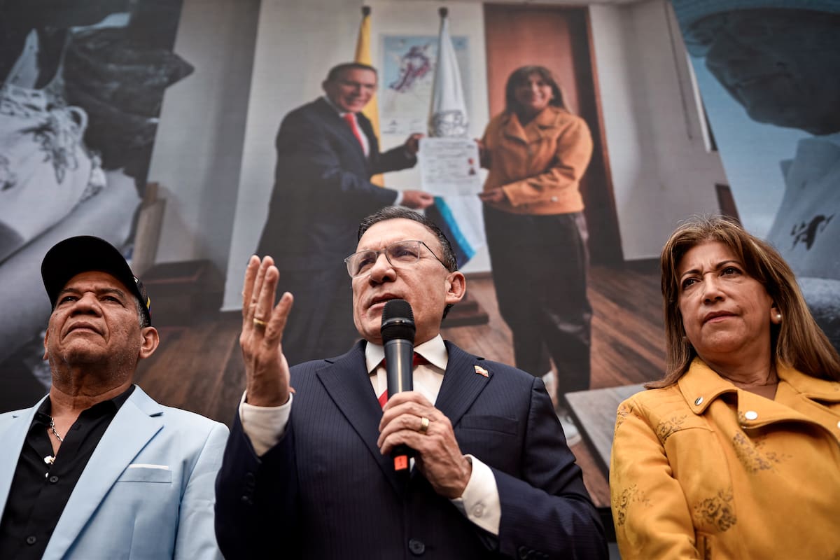 Bogotá. Marzo 13 de 2026. El candidato Roy Barreras junto a su fórmula vicepresidencial, Martha Lucia Zamora realizaron la inscripción de su candidatura en la Registraduria Nacional. (Colprensa - Cristian Bayona)