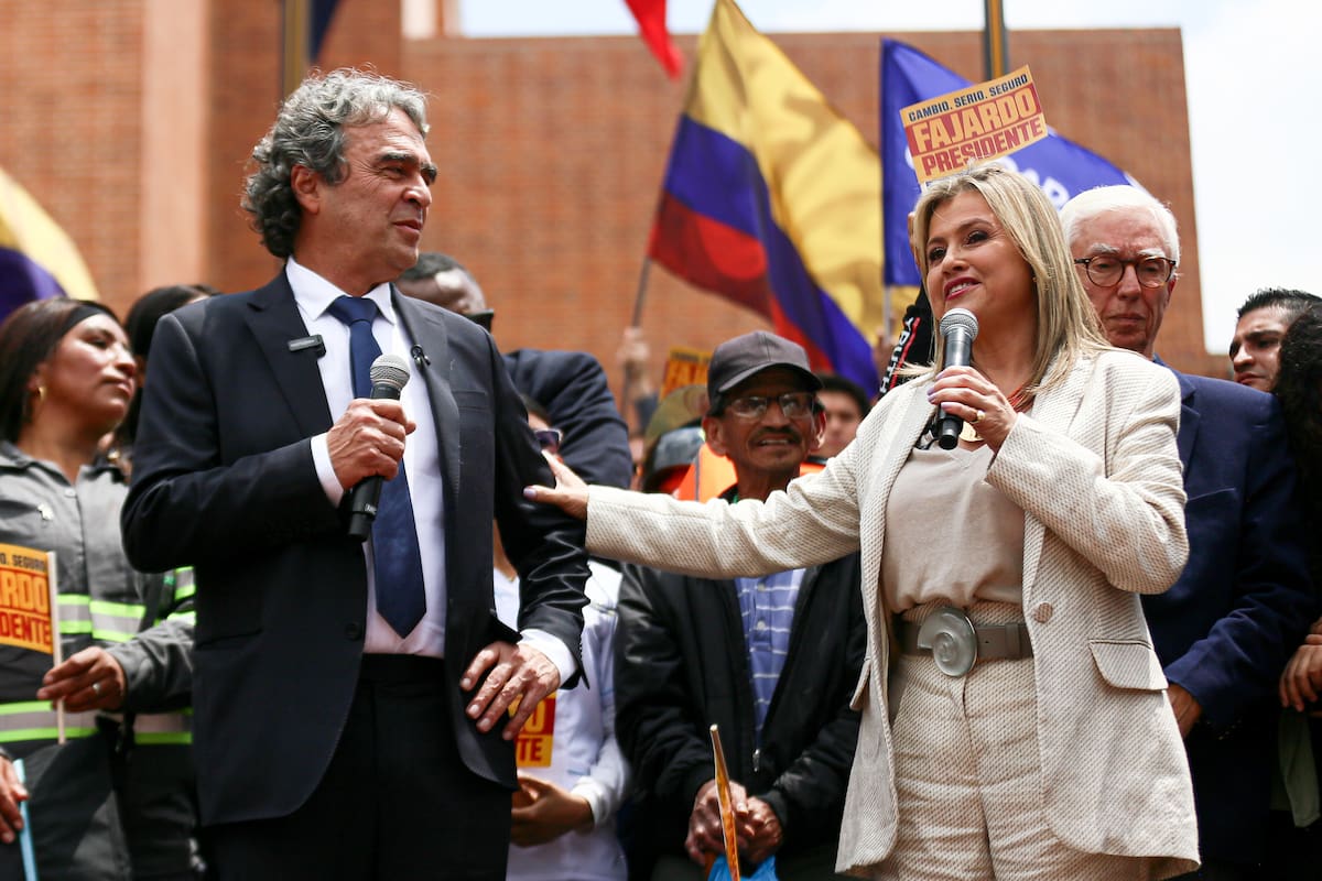Bogotá. Marzo 13 de 2026. El candidato Sergio Fajardo junto a su fórmula vicepresidencial, Edna Bonilla realizaron la inscripción de su candidatura en la Registraduria Nacional. (Colprensa - Lina Gasca)
