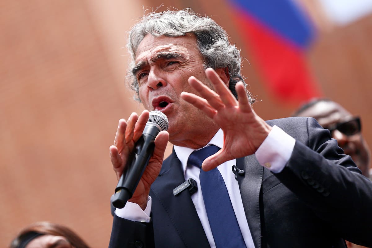 Bogotá. Marzo 13 de 2026. El candidato Sergio Fajardo junto a su fórmula vicepresidencial, Edna Bonilla realizaron la inscripción de su candidatura en la Registraduria Nacional. (Colprensa - Lina Gasca)
