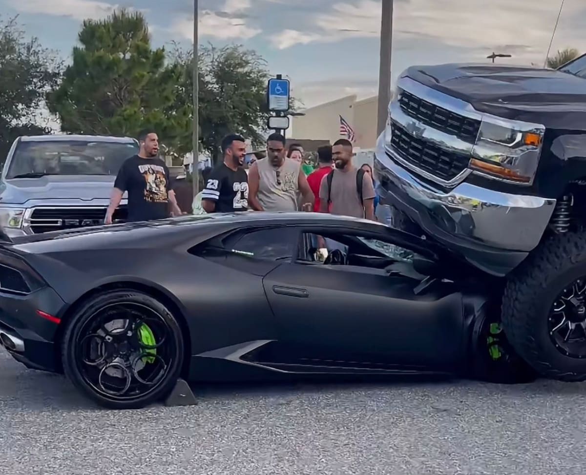 Así quedó este Lamborghini Huracán tras ser embestido por una camioneta en Florida. Lo más increíble no fue el choque, sino las palabras de su dueño tras ver su auto destrozado.