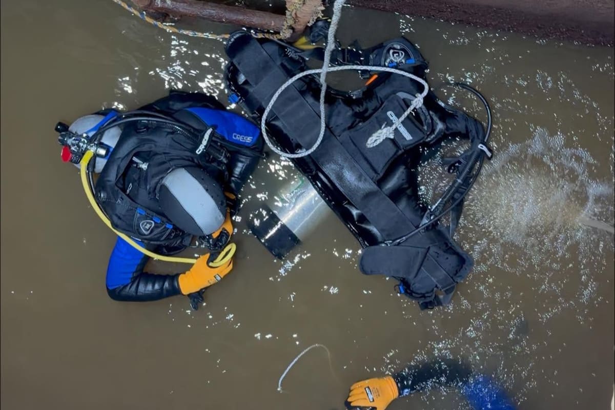 Bomberos de Floridablanca realizaron la inspección subacuática en la bocatoma del sistema de acueducto para verificar el estado de la infraestructura de captación de agua de la ciénaga San Silvestre.
Suministrada/Vanguardia