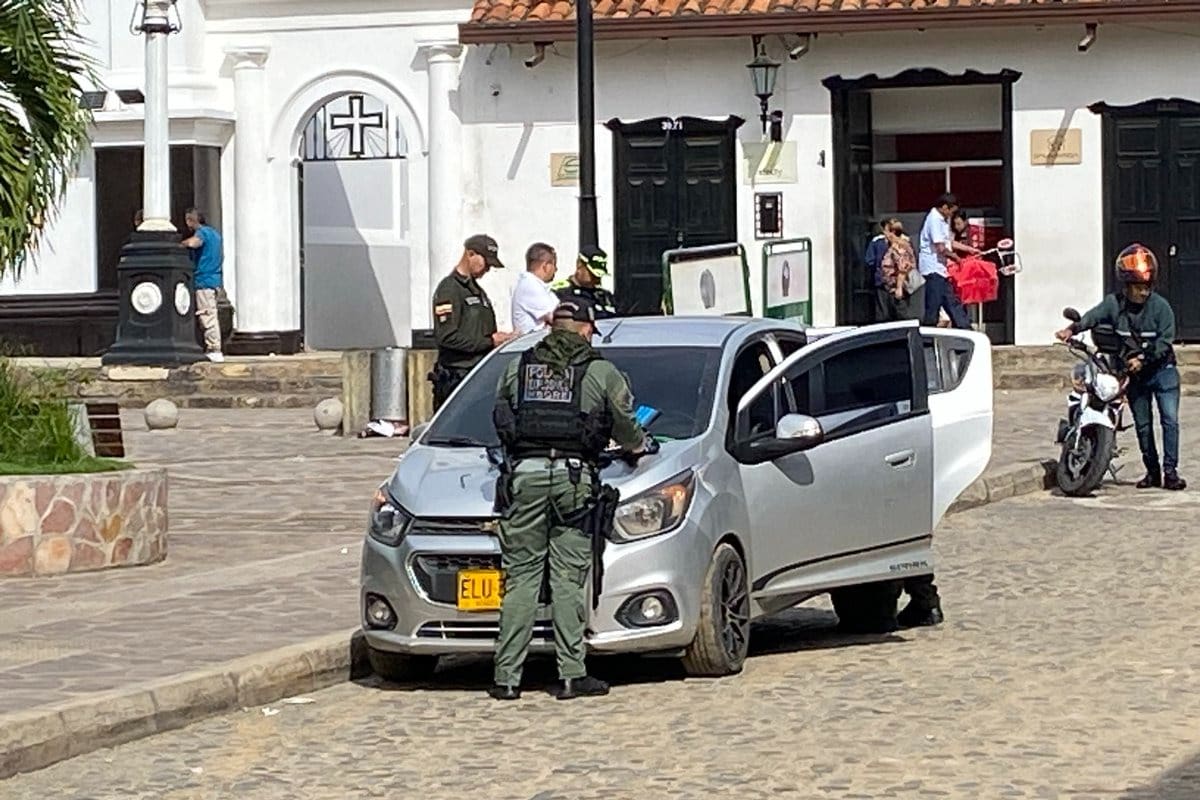 Inspeccionan vehículo abandonado en el parque principal de Girón antes de las elecciones presidenciales