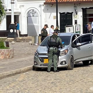 Inspeccionan vehículo abandonado en el parque principal de Girón en medio de las elecciones presidenciales