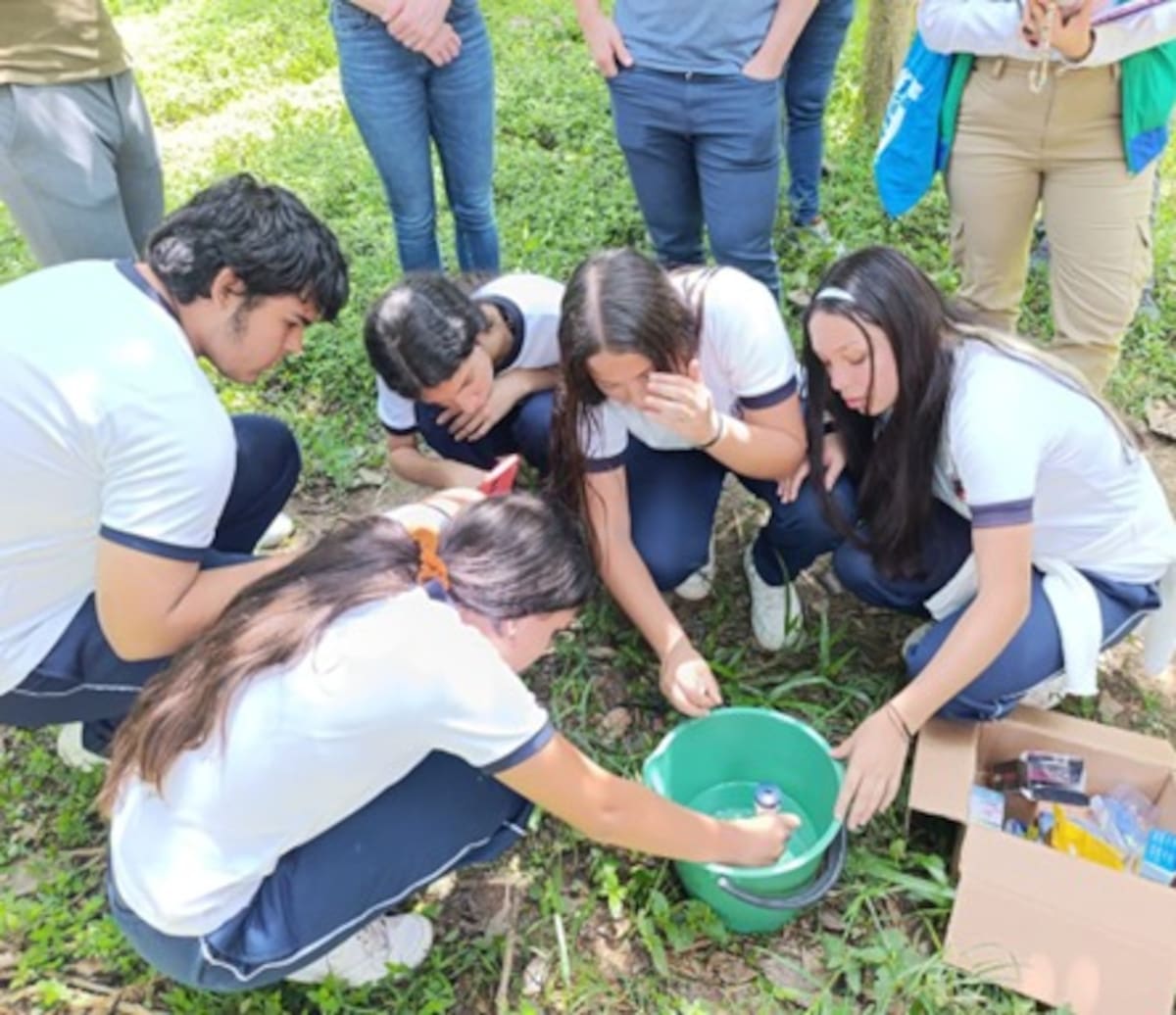 Los voluntarios reciben kits para realizar el proceso en el marco del proyecto Inspiragua.