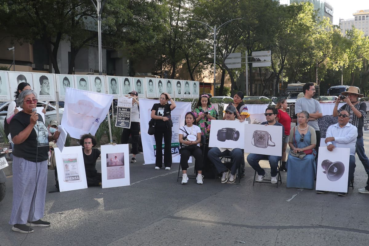 Familiares y amigos de comunicadores asesinados y desaparecidos participan en una manifestación este 30 de mayo de 2026, en Ciudad de México (México). EFE/ Madla Hartz