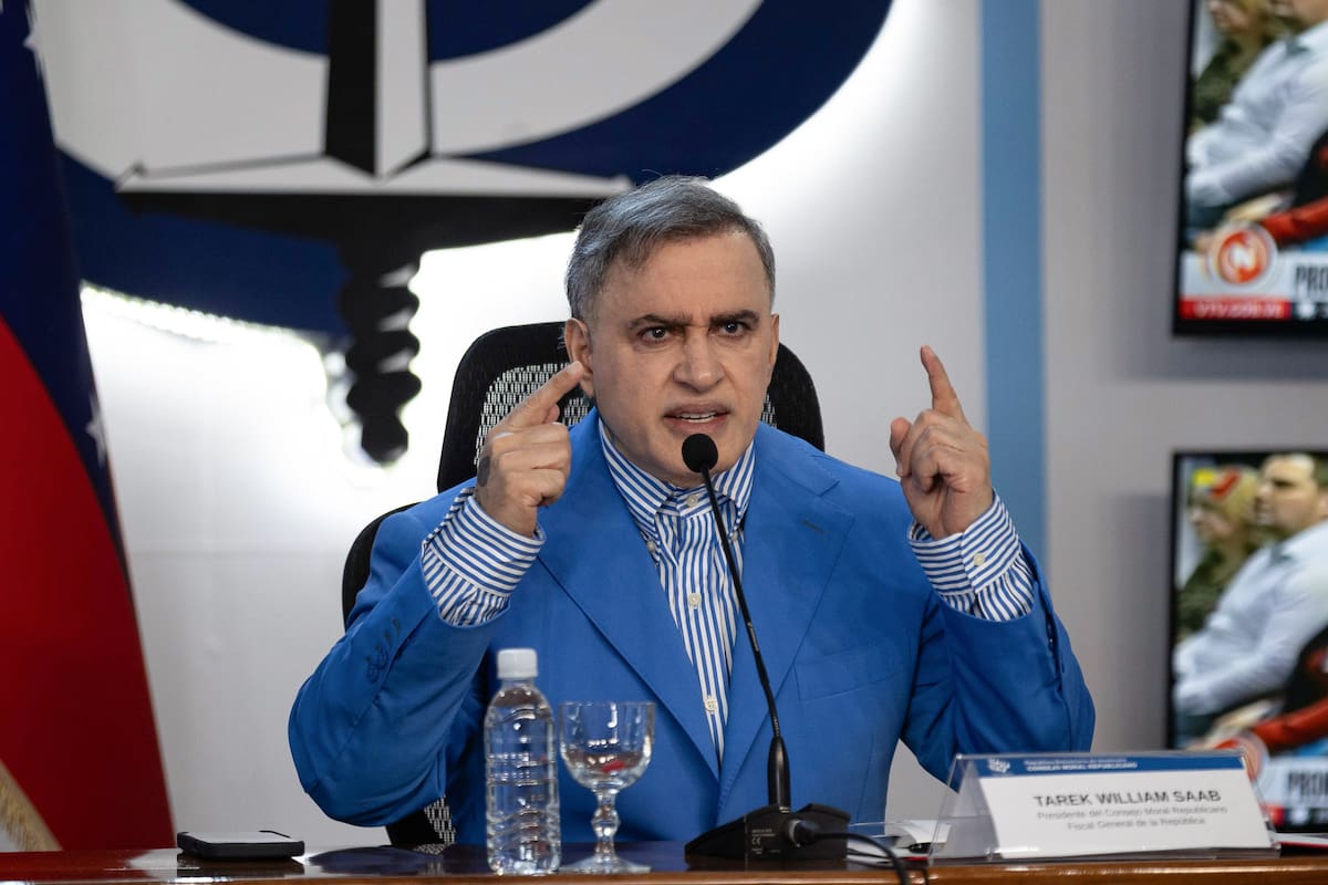 AME1337. CARACAS (VENEZUELA), 18/08/2025.- El fiscal general de Venezuela, Tarek William Saab, habla durante una rueda de prensa este lunes, en Caracas (Venezuela). La Fiscalía General, la Defensoría del Pueblo y la Contraloría General de Venezuela, todos partes del Poder Ciudadano, aseguraron que la acusación de Estados Unidos contra el presidente Nicolás Maduro, sobre su presunta vinculación con el narcotráfico, es una "calumnia infame" y un atentado contra la soberanía del país petrolero. EFE/ Ronald Pena R