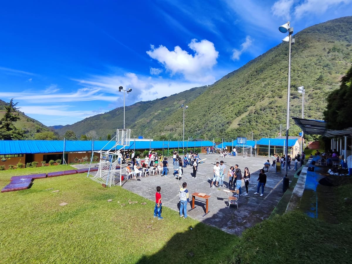 Instituto Técnico Agrícola Rafael Ortiz González de Santa Barbara y la hermosa vista de su cancha.