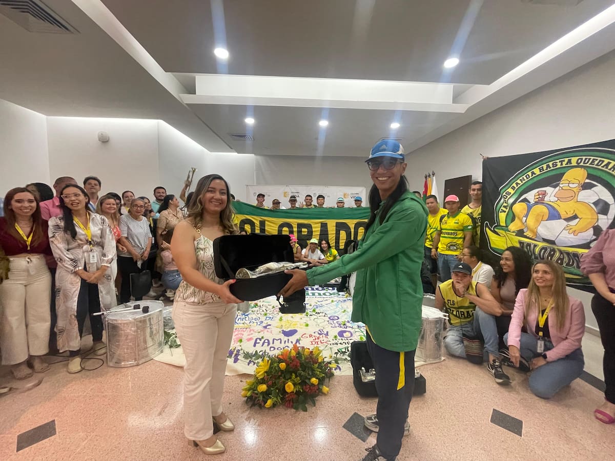 Los barristas de Atlético Bucaramanga recibieron instrumentos para la paz.