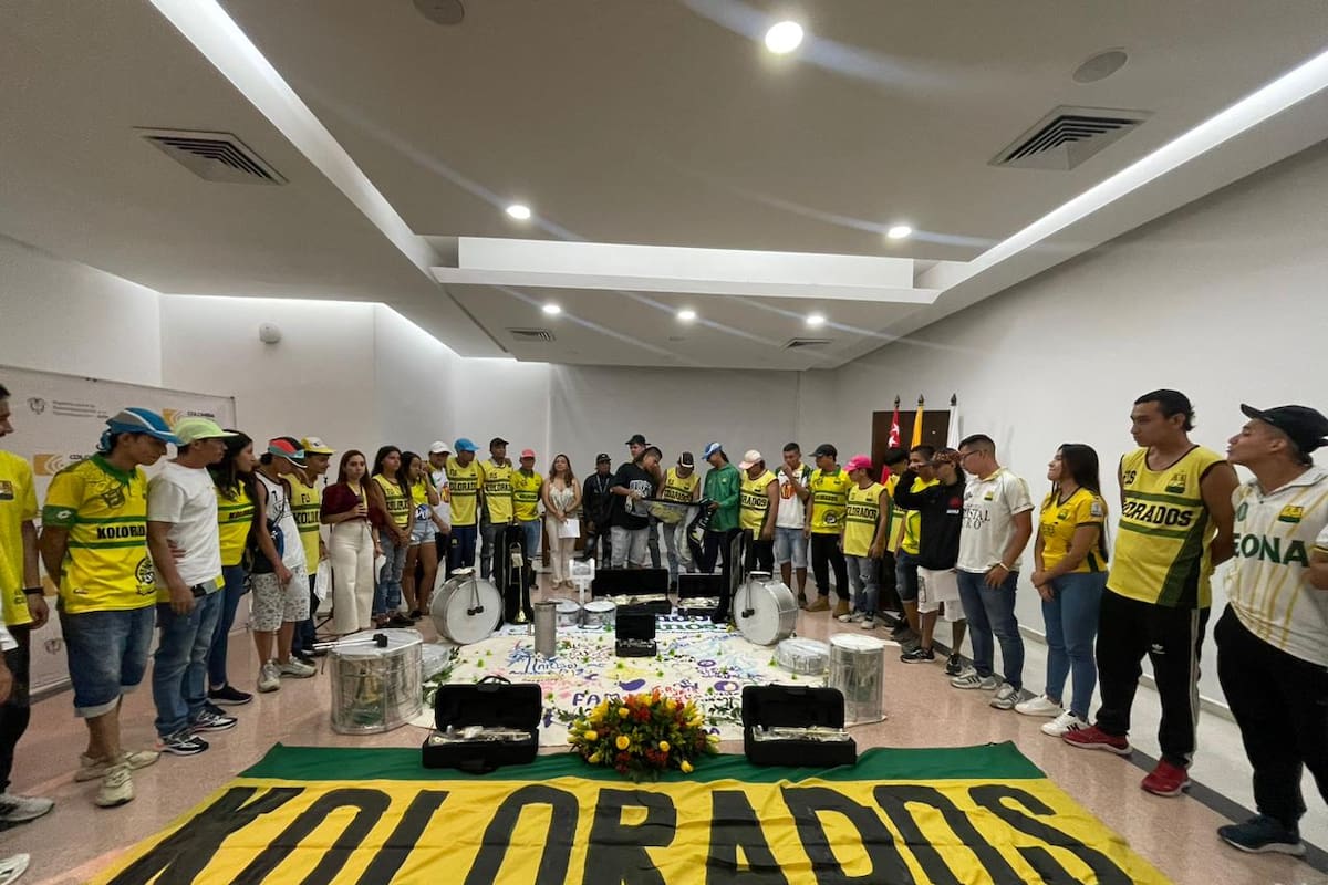 Los barristas de Atlético Bucaramanga recibieron instrumentos para la paz.