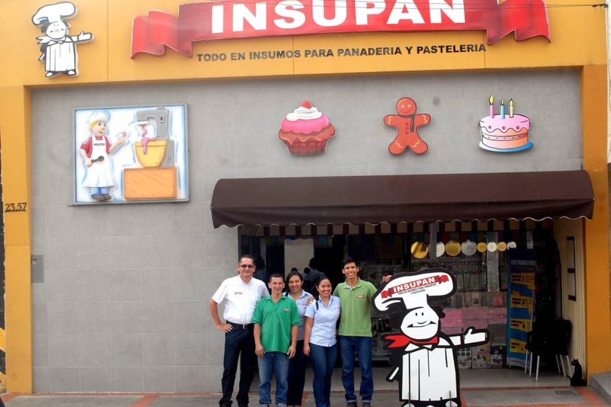 La empresa santanderena Insupan cuenta con tres puntos de venta. La principal ubicada en el barrio San Francisco, en la cual inició como un negocio de venta de huevos. Actualmente cuenta con reconocimiento nacional como comercializadora de insumos para panadería y pastelería. (Foto: HelibertoCáceres / VANGUARDIA LIBERAL)
