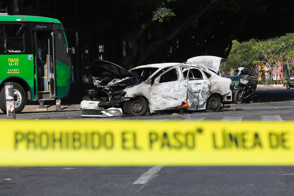 FOTODELDIA MEX5067. GUADALAJARA (MÉXICO), 22/02/2026.- Fotografía que muestra un bloqueo con vehículos incendiados este domingo, en una vía de Guadalajara (México). Supuestos integrantes del crimen organizado bloquearon distintas vías de los estados de Jalisco y Michoacán (oeste de México) con vehículos incendiados, en medio de enfrentamientos con fuerzas federales de seguridad que realizaban un operativo en la zona, según reportaron las autoridades. EFE/ Francisco Guasco