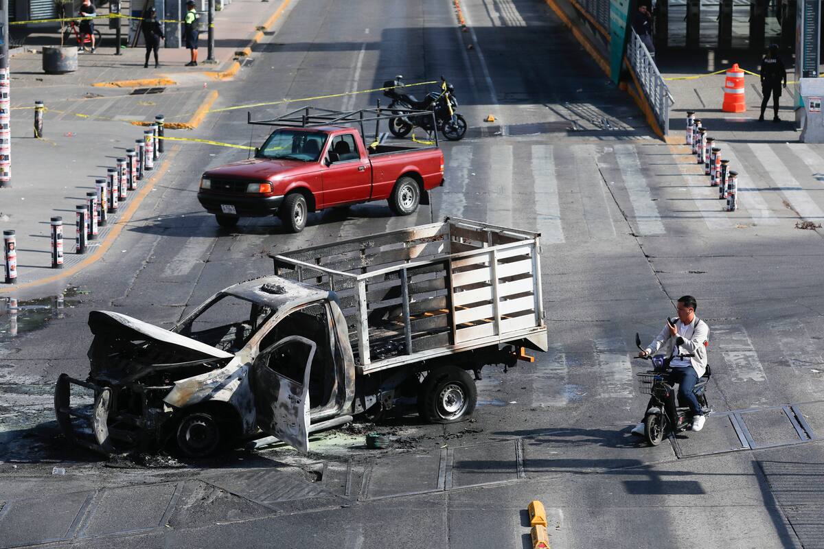 Fotografía que muestra un bloqueo con vehículos incendiados este domingo, en una vía de Guadalajara (México). Supuestos integrantes del crimen organizado bloquearon distintas vías de los estados de Jalisco y Michoacán (oeste de México) con vehículos incendiados, en medio de enfrentamientos con fuerzas federales de seguridad que realizaban un operativo en la zona, según reportaron las autoridades. EFE/ Francisco Guasco