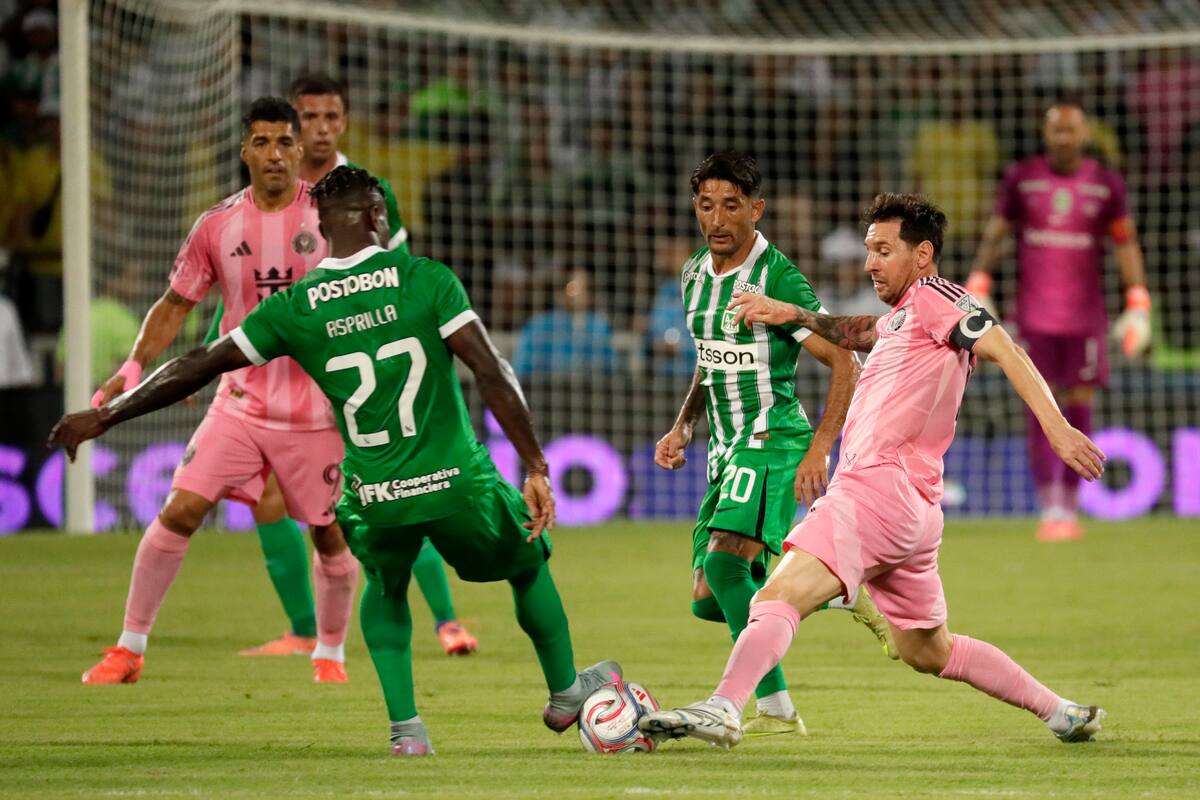 AME226. MEDELLÍN (COLOMBIA), 31/01/2026.- Lionel Messi (d) del Inter Miami disputa el balón con Dairon Asprilla (i) de Atlético Nacional este sábado, durante un partido amistoso entre el Inter Miami y Atlético Nacional en el estadio Atanasio Girardot, en Medellín (Colombia). EFE/ Carlos Ortega