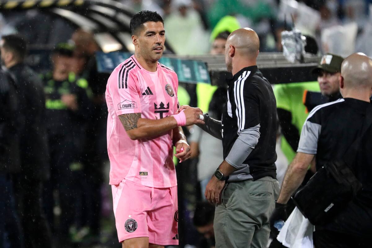 AME248. MEDELLÍN (COLOMBIA), 31/01/2026.- Luis Suarez (i) del Inter Miami celebra un gol con el entrenador Javier Mascherano este sábado, durante un partido amistoso entre el Inter Miami y Atlético Nacional en el estadio Atanasio Girardot, en Medellín (Colombia). EFE/ Carlos Ortega