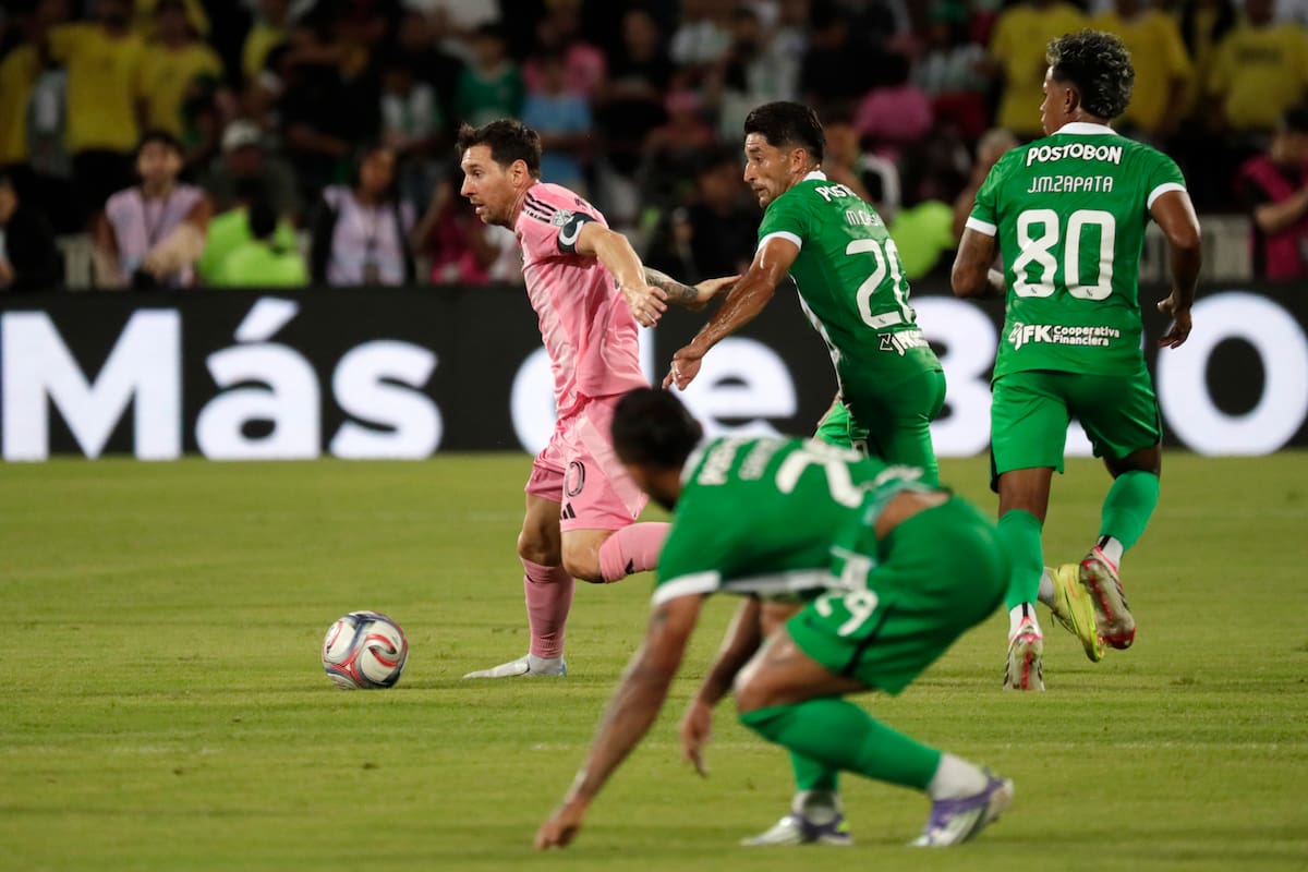 AME224. MEDELLÍN (COLOMBIA), 31/01/2026.- Lionel Messi (i) del Inter Miami disputa el balón con Milton Casco (c-d) de Atlético Nacional este sábado, durante un partido amistoso entre el Inter Miami y Atlético Nacional en el estadio Atanasio Girardot, en Medellín (Colombia). EFE/ Carlos Ortega