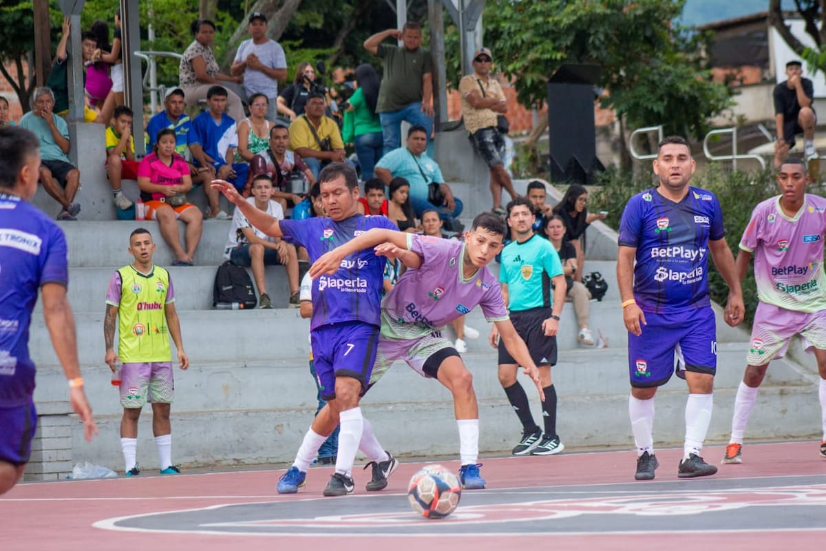 Torneo Interbarrios de Futsal Q’hubo - La Perla. Delipolloy Máx Celulares. /FOTO: JULIÁN HERRERA