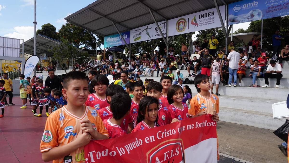 Grandes premios se llevarán los campeones del Interbarrios Q'hubo. Fotos: Marco Valencia y Julián Herrera.