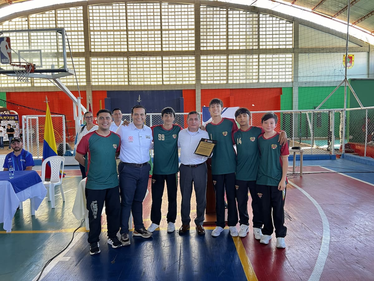El equipo prejuvenil masculino de voleibol del Colegio Liceo Superior Rafael Pombo, subcampeón nacional de los Juegos Intercolegiados 2025, fue galardonado.