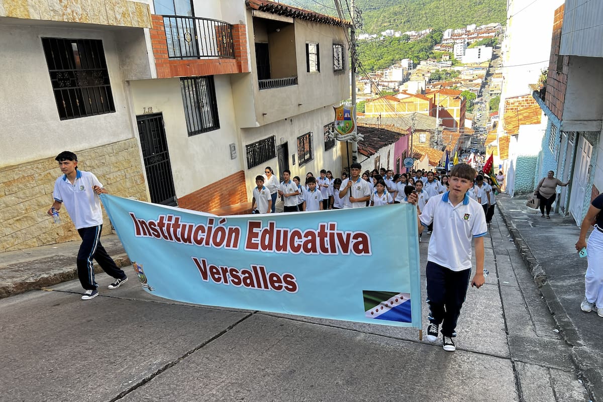 Los colegios participaron en un desflie por las principales calles del municipio.