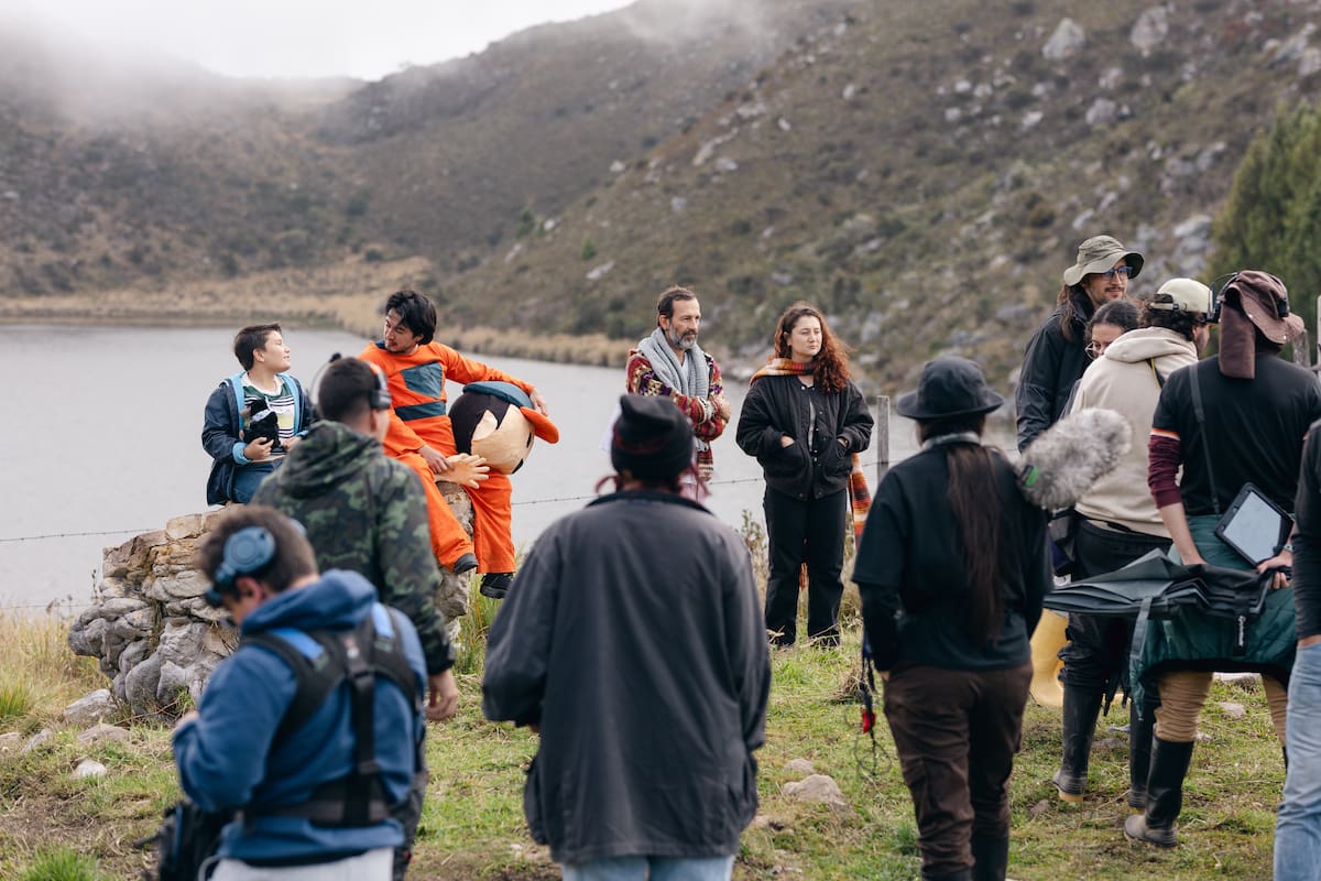 La Laguna La Domina, a más de 3.000 metros de altura, aporta un entorno natural que potencia los momentos de introspección de la serie. / Ani Sierra
