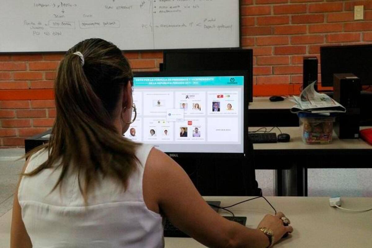 Efectuar las elecciones de manera electrónica, disminuyendo papel y aumentando la velocidad en que se obtienen resultados fue el problema que los estudiantes debieron resolver. (Foto: Suministrada / VANGUARDIA)