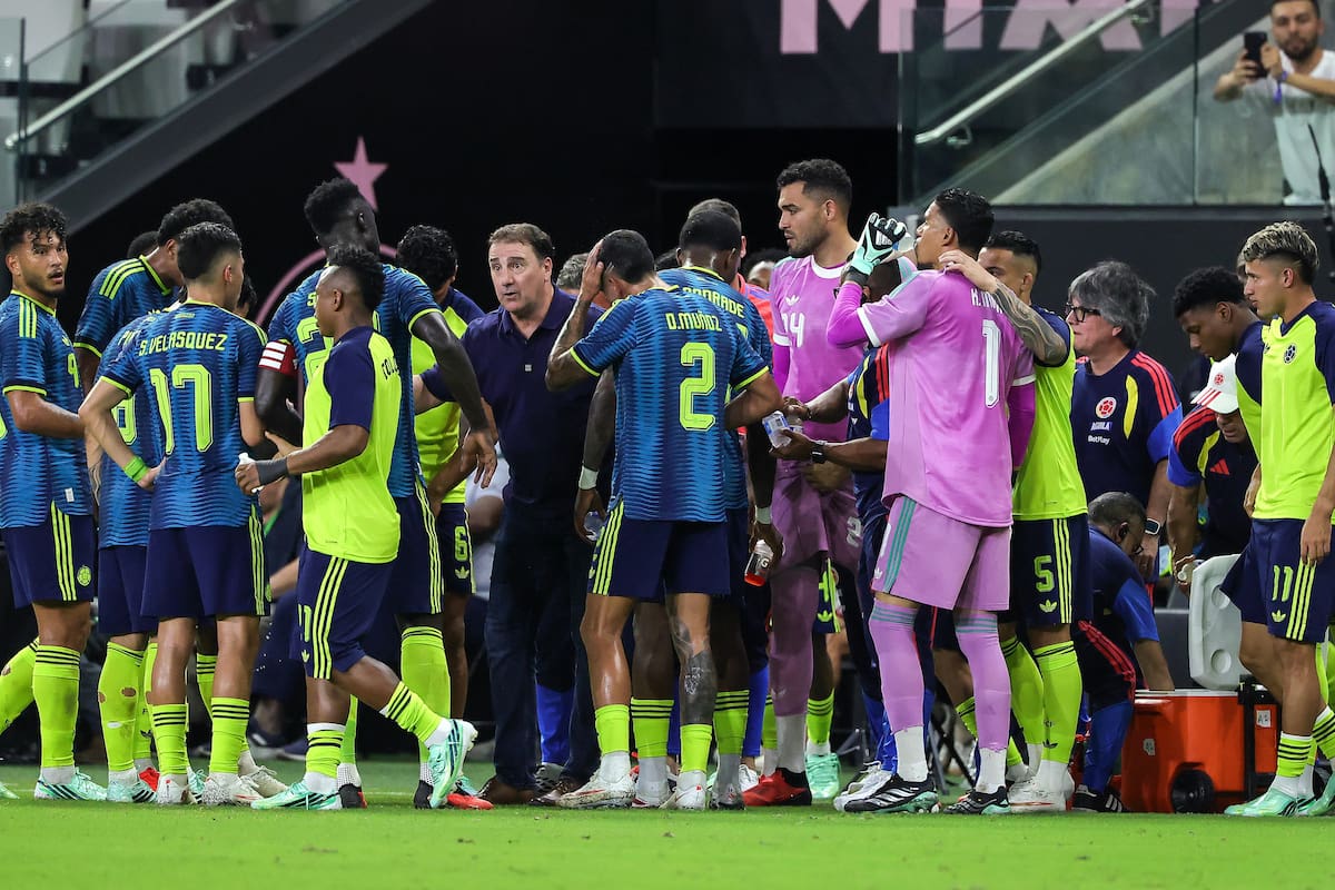 MIAMI (United States), 06/10/2026.- Colombia team Head Coach Nestor Lorenzo (C) speaks with the team during a water break during the international soccer friendly between Colombia and Peru at Nu Stadium in Miami, Florida, USA, 06 October 2026. (Futbol, Amistoso) EFE/EPA/CRISTOBAL HERRERA-ULASHKEVICH
