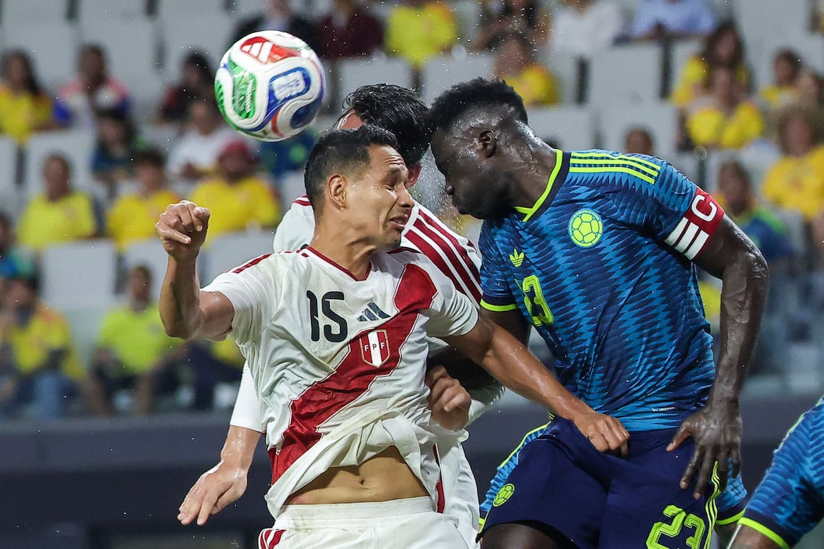 Una jugada del duelo entre Colombia y Perú. EFE/EPA/CRISTOBAL HERRERA-ULASHKEVICH