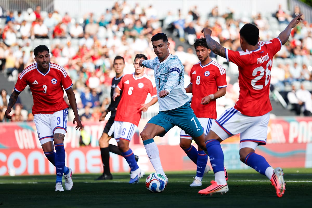 Oeiras (Portugal), 06/06/2026.- Portugal player Cristiano Ronaldo (C) in action against Chile player Felipe Faúndez (R) during the international soccer friendly match Portugal against Chile held at National Stadium, in Oeiras, Portugal, 06 June 2026. (Futbol, Amistoso) EFE/EPA/FILIPE AMORIM