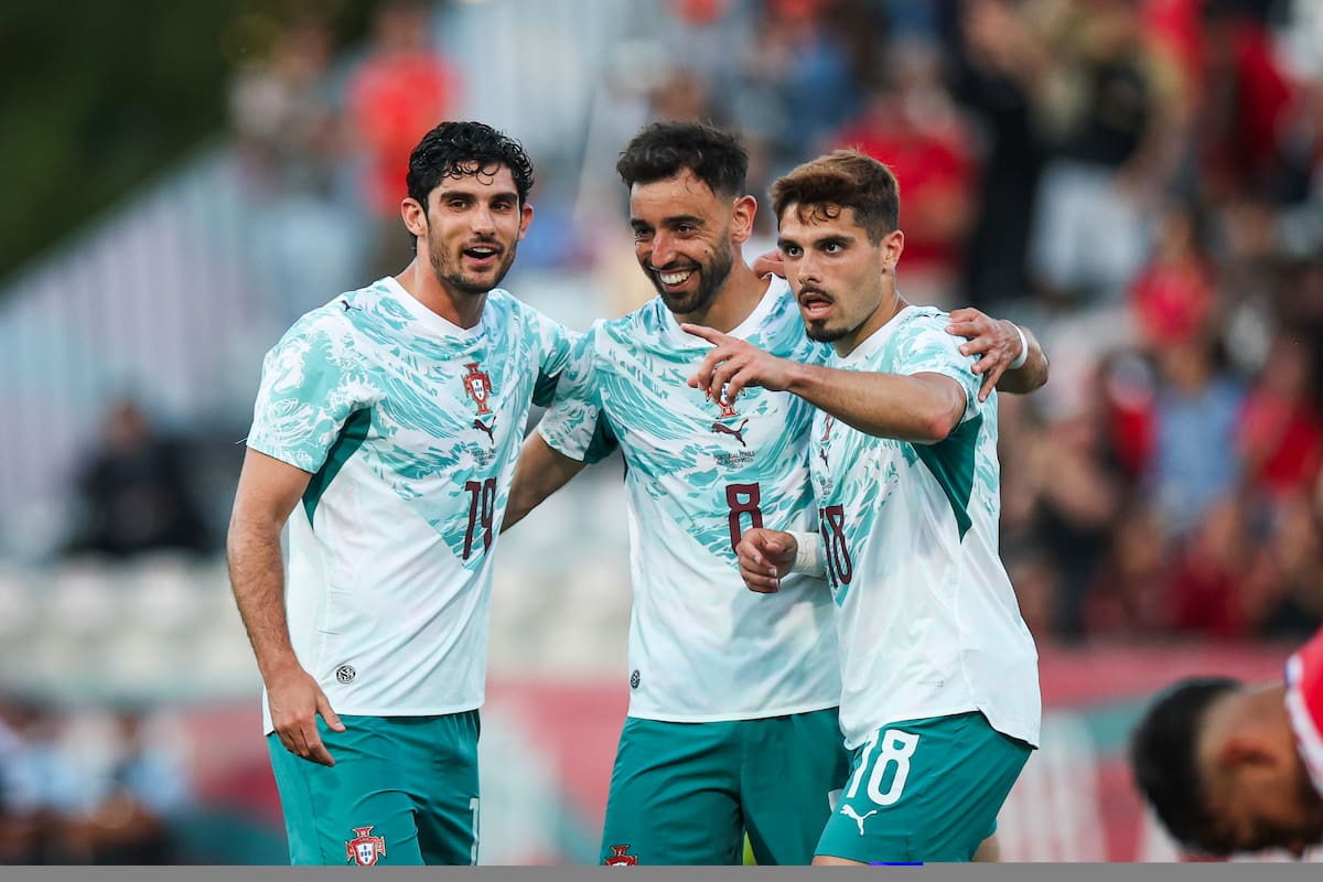 Oeiras (Portugal), 06/06/2026.- Portugal's Bruno Fernandes (C) celebrates with Goncalo Guedes (L) and Pedro Neto after scoring a goal during the international soccer friendly match Portugal against Chile held at National Stadium, in Oeiras, Portugal, 06 June 2026. (Futbol, Amistoso) EFE/EPA/JOSE SENA GOULAO