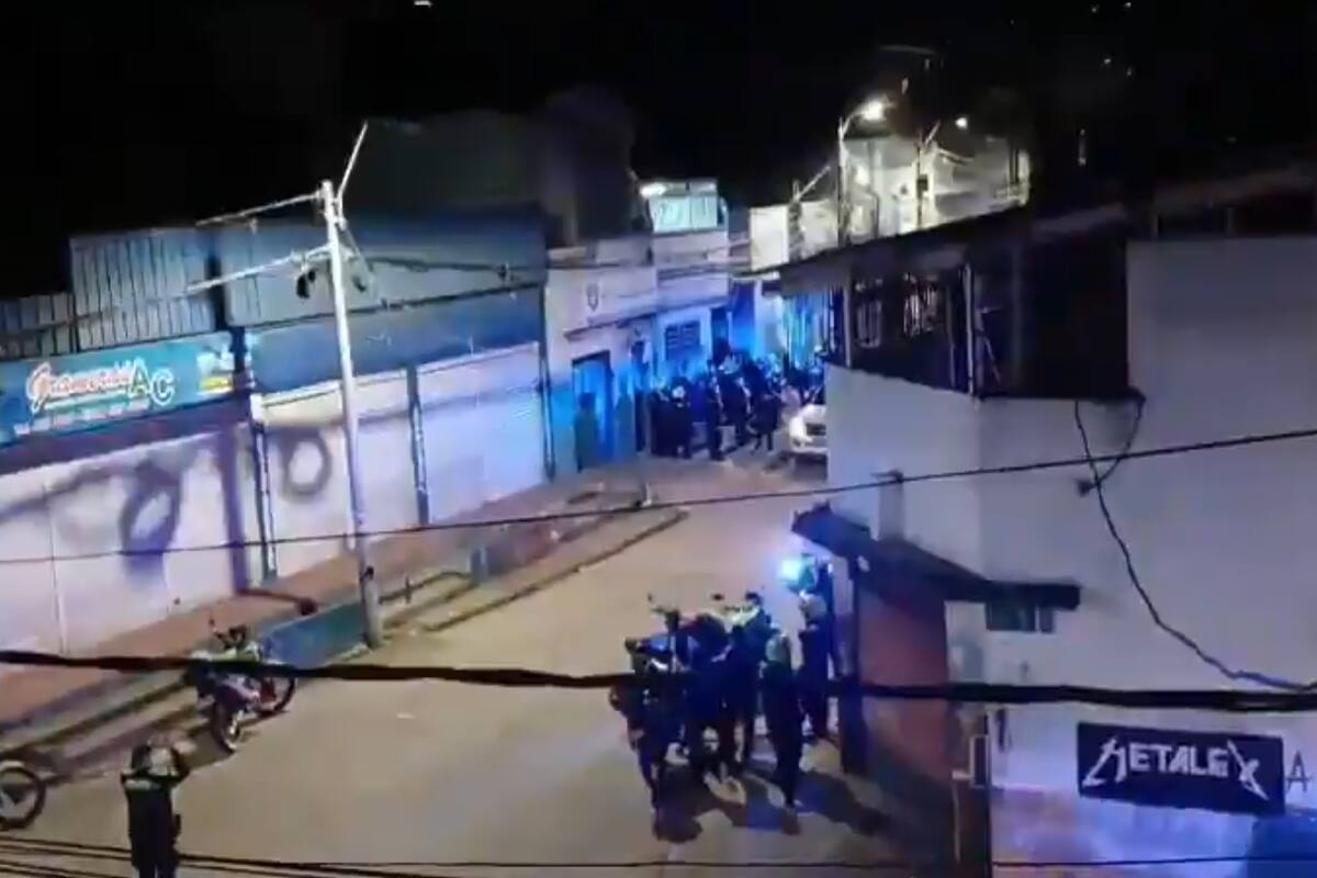 Uniformados y bomberos custodian la zona tras reporte de humo y ruidos en las celdas. Habitantes del sector permanecen encerrados ante la emergencia. | Foto: Tomada de video
