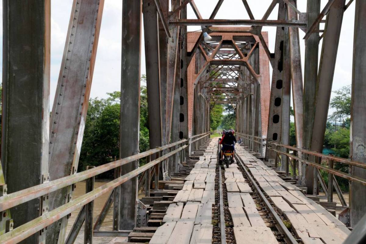 Este jueves iniciará una segunda intervención de mantenimiento del puente férreo, ubicado en el corregimiento Puente Sogamoso. Será cerrado dos meses y luego solo habilitado para el paso de trenes de carga. La comunidad lo utiliza desde hace más de 25 años para la movilización de vehículos entre Puerto Wilches y Barrancabermeja. (Foto: Edgar Pernett/VANGUARDIA LIBERAL)