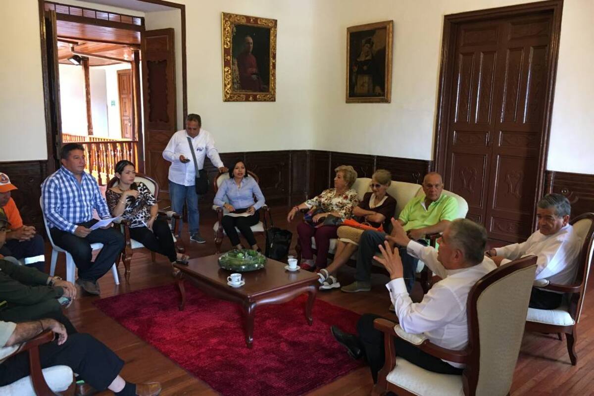 Integrantes del Comité de Gestión del Riesgo, quienes se reunieron para determinar la intervención que se ejecutará en algunos arcos de la Basílica Menor del Socorro, para evitar su caída. (Foto: Luis Fernando Martínez Vargas)